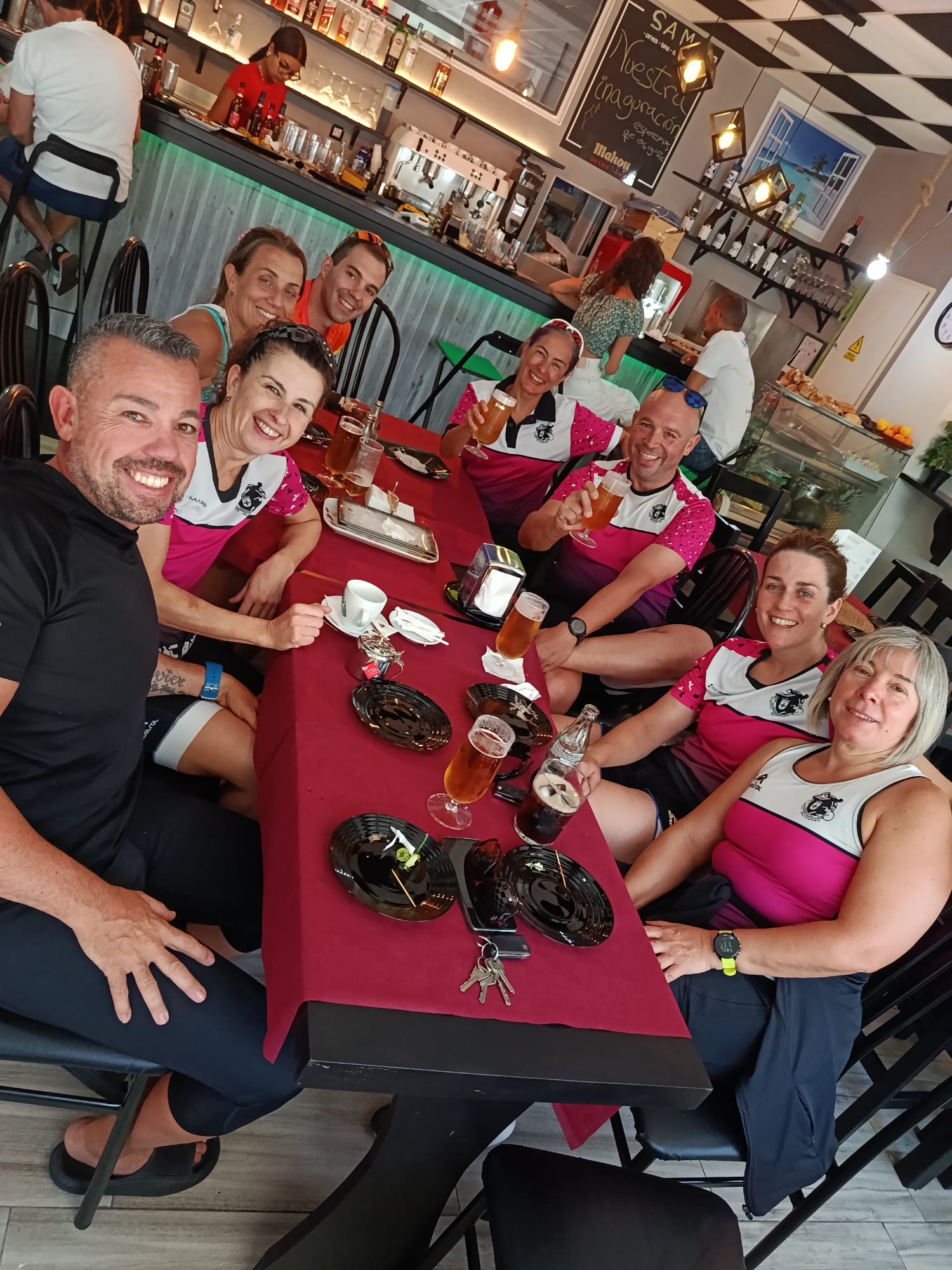 Clientes disfrutando en el Bar Sam