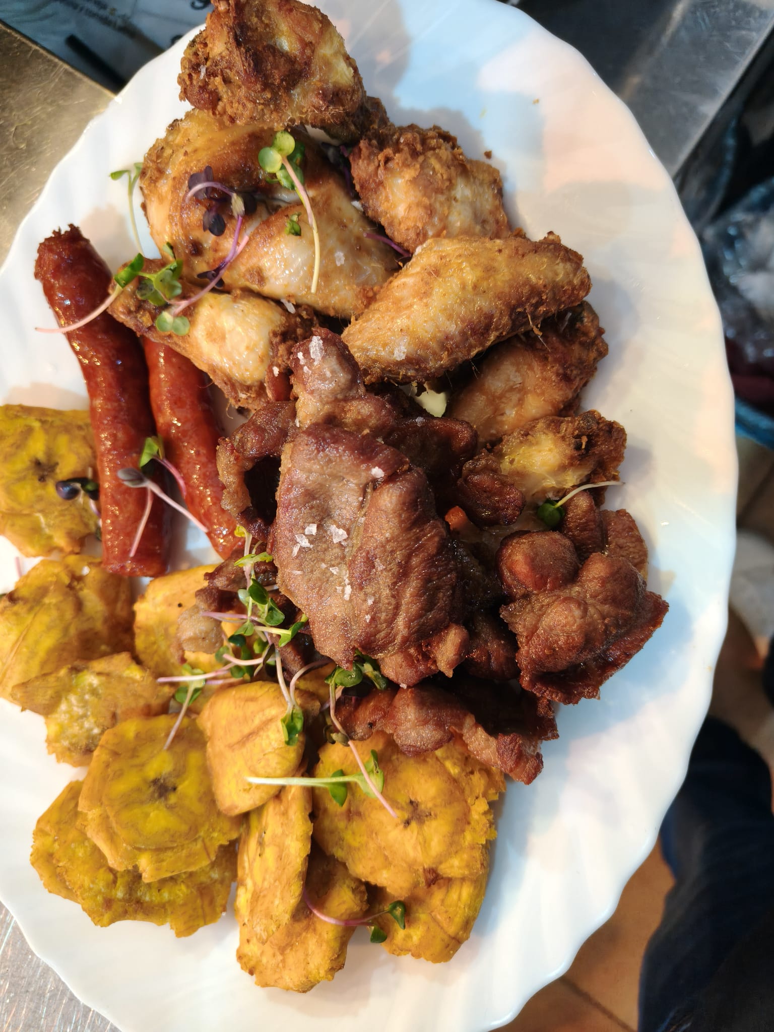 Bandeja SAM con carne, pollo crujiente y tostones — especial dominicano