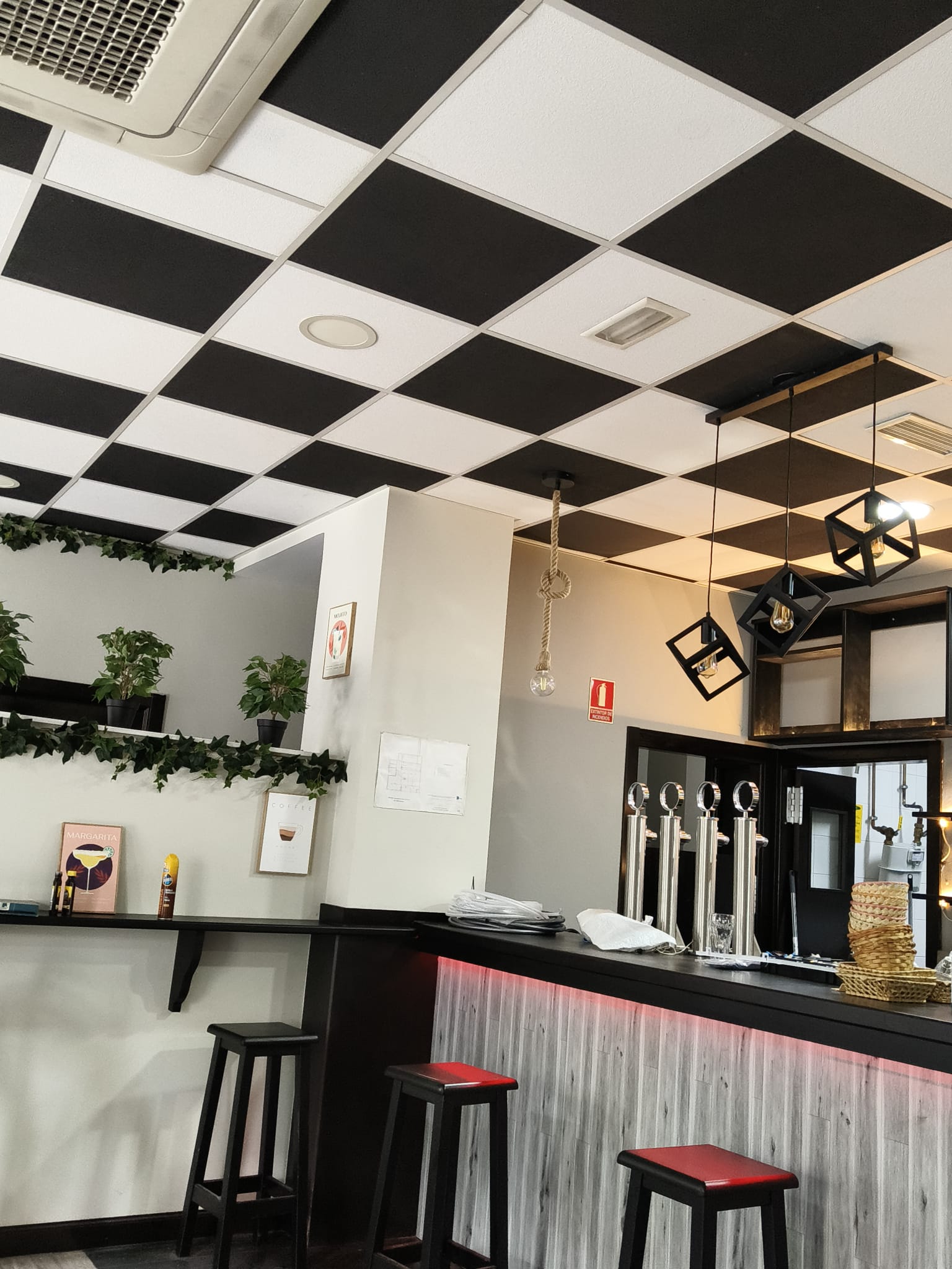 Barra con tiradores de cerveza