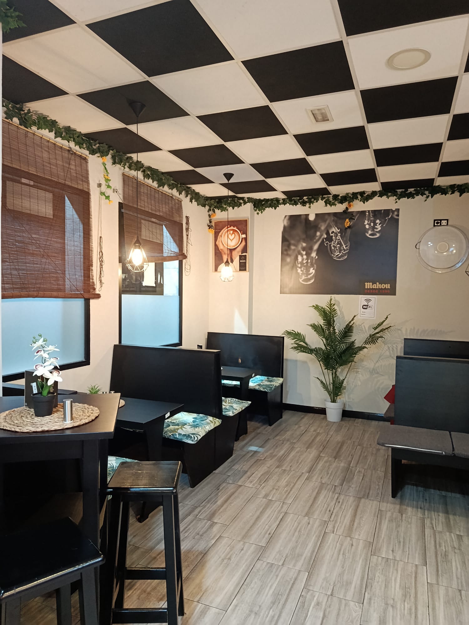 Comedor del Bar Sam en Guadalajara con techo damero y detalles verdes