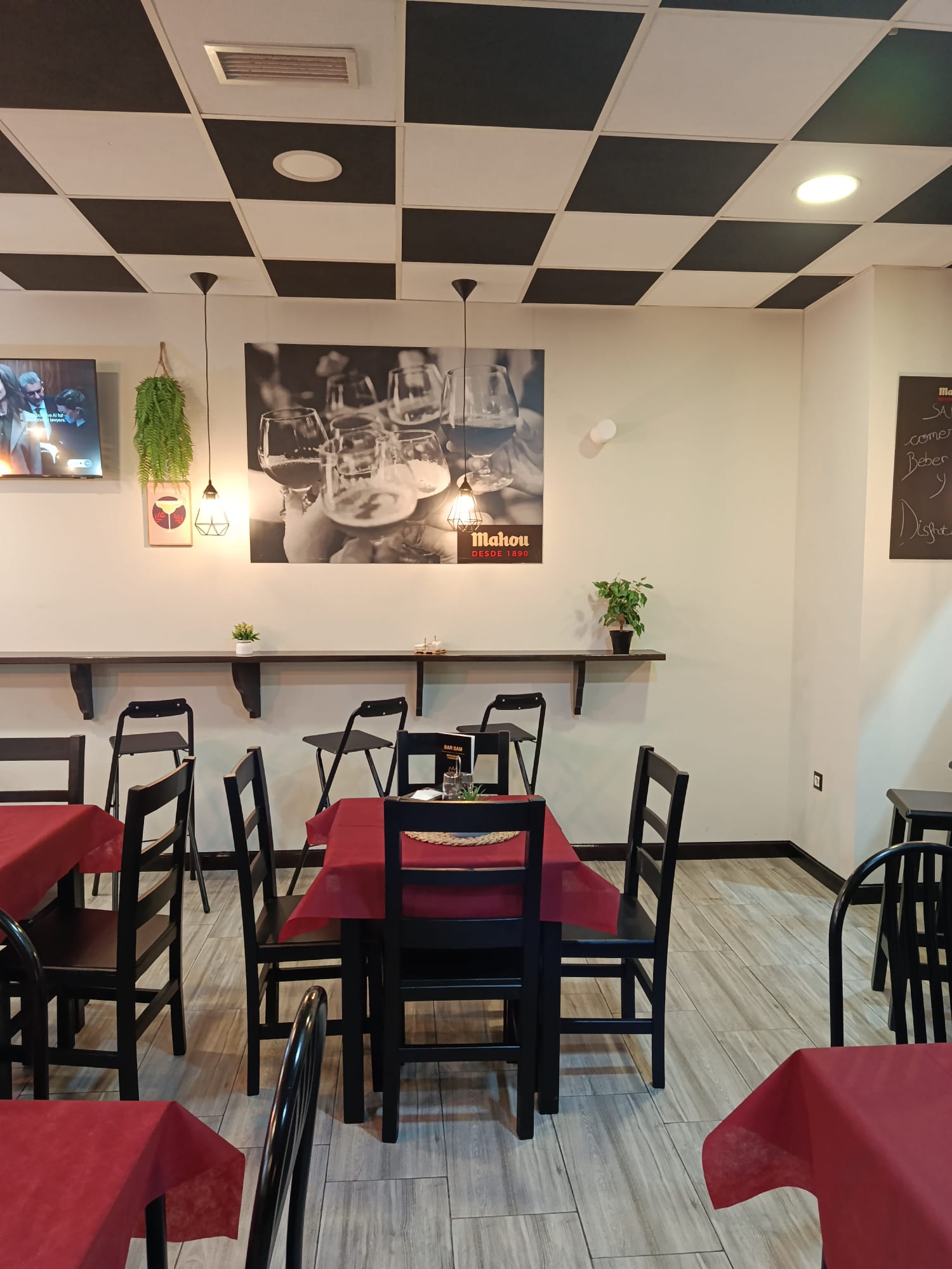 Comedor con mesas y cuadro