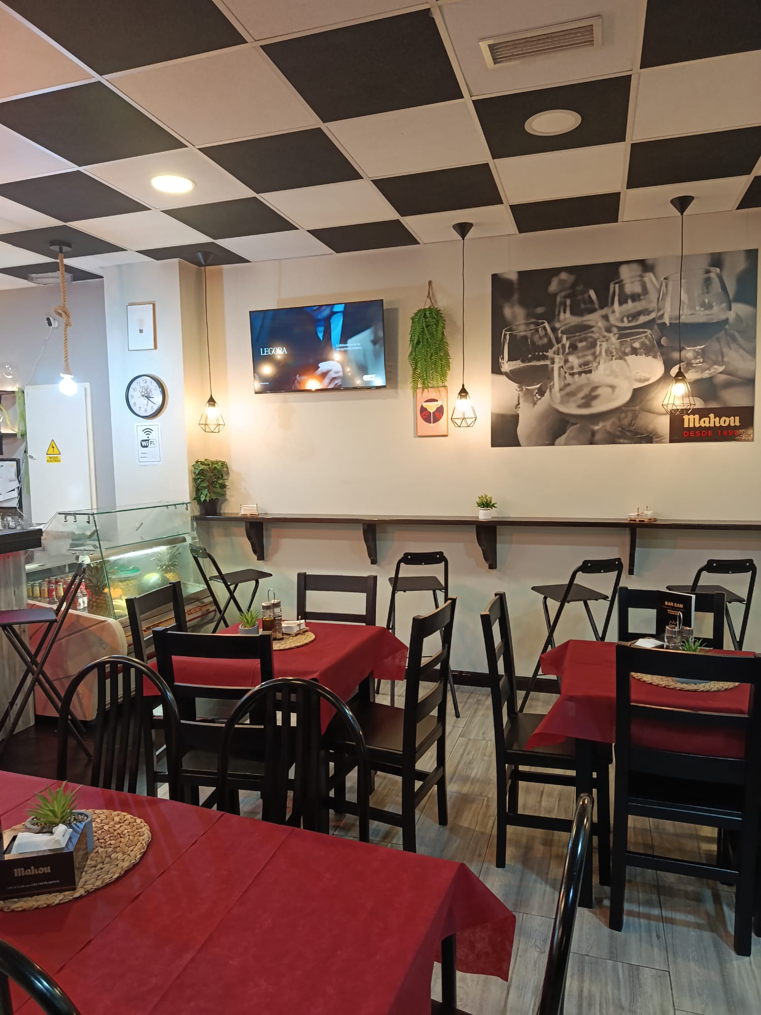 Comedor del Bar Sam con mesas