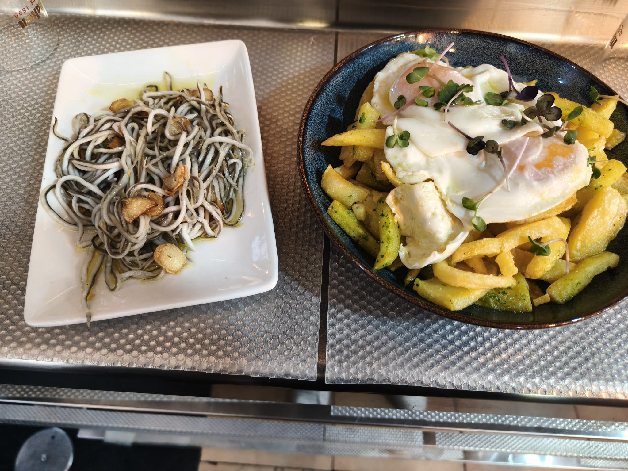 Gulas y huevos rotos con patatas