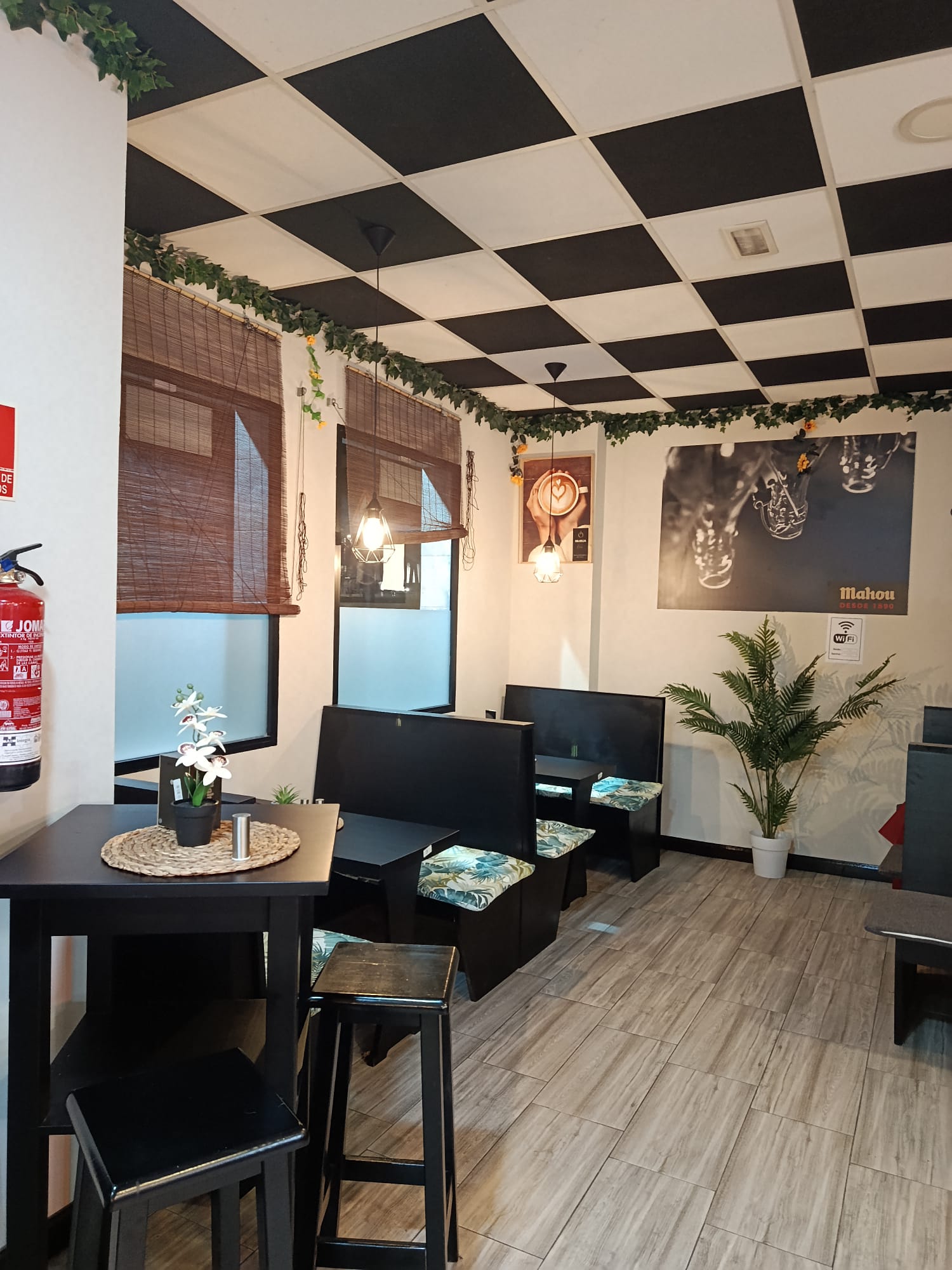 Rincón del comedor con bancos y plantas
